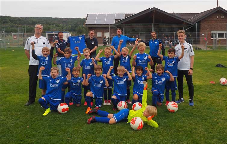 Große Freude bei allen Beteiligten über den neuen Jugend-Hauptsponsor Gunnar Hoischen. Foto: SC Bad Bodendorf
