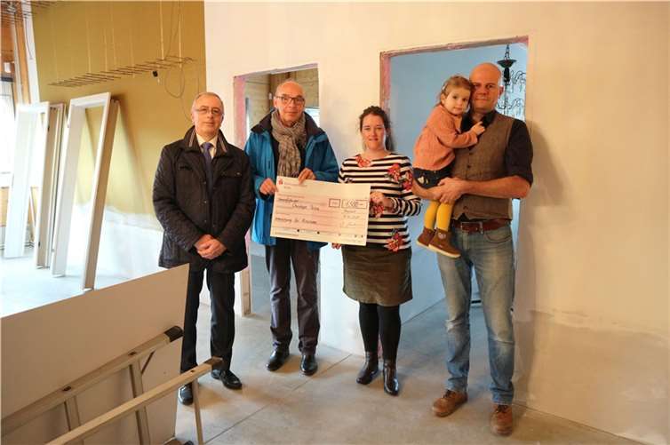 Große Freude bei allen Beteiligten über die Spendenschecks.