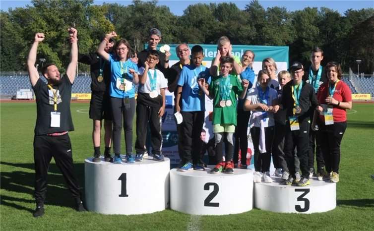 Große Freude bei allen Beteiligten über die gewonnenen Medaillen.