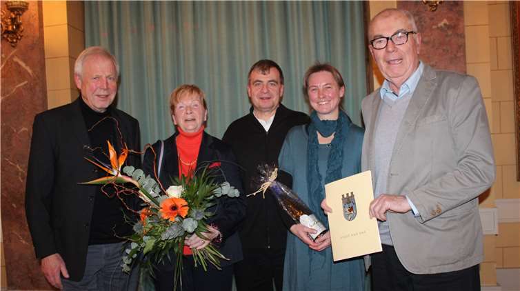 Große Freude bei den Aktiven der Bürgerstiftung Bad Ems über die Ehrung zum „Verein des Jahres“ durch die Stadt Bad Ems (v. l.): Günter Wittler, Anny Neusen, Norbert Lemler, Britta Lemler und Wilhelm Augst. Fotos: Bürgerstiftung Bad Ems