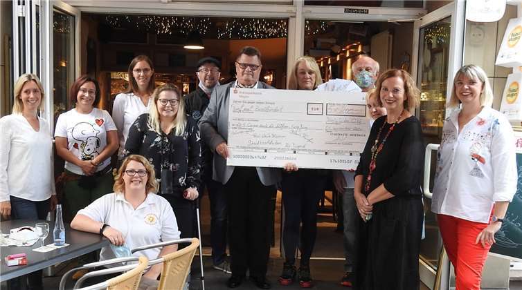 Große Freude bei den Andernacher Karnevalisten bei der Scheckübergabe. Foto: privat