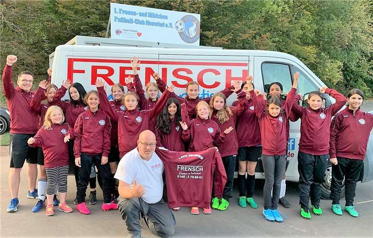 Große Freude bei den Fußballerinnen des FFC Neuwied über die neuen Trainingsanzüge. Foto: privat