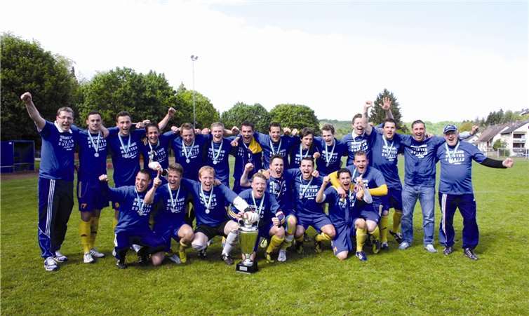 Große Freude bei den Fußballern der SpVgg Burgbrohl. Die Adams-Schützlinge haben die Meisterschaft in der Rheinlandliga und den Aufstieg in die Oberliga Rheinland-Pfalz/Saarland vorzeitig klar gemacht. Durch einen verdienten Erfolg über das Team aus Trier - Tarforst sicherte sich die SpVgg Burgbrohl schon frühzeitig die Meisterschaft und wird in der kommenden Saison in der Oberliga auf Punktejagd gehen. -RÜ-