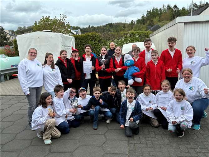 Große Freude bei den Future Heroes (Altersstufe 1) und den Rettungsschlümpfen (Altersstufe 2) über ihren Sieg beim JRK-Kreiswettbewerb.  Foto: Astrid Zens / DRK-Kreisverband Ahrweiler e.V.