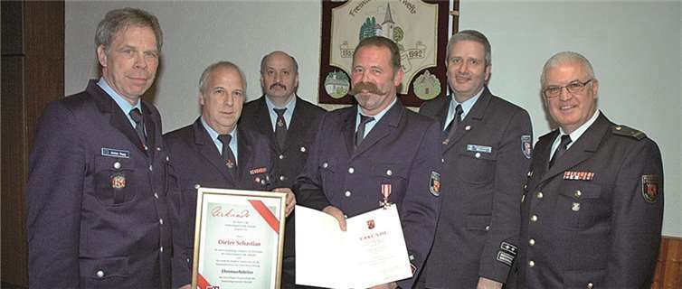 Große Freude bei den Geehrten (v.l.): Bürgermeister Achim Haag, Ehrenwehrleiter Dieter Sebastian, Harald Marner, Bernd Alisch, Wehrleiter Frank Linnarz und Kreisfeuerwehrinspekteur Udo Schumacher.UM