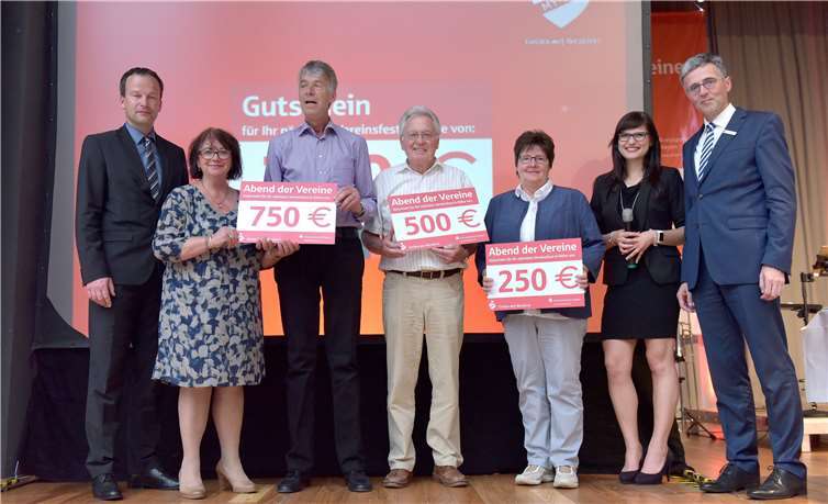 Große Freude bei den Gewinnern der Tombola: Den 1.Platz belegte der Schäferhunde Verein SV Mayen (750 Euro ), den 2. Platz die Nachbarschaft St. Petrus, Andernach (500 Euro ) und den 3. Platz der Förderverein Altenzentrum St. Stephan, Andernach (250 Euro ).