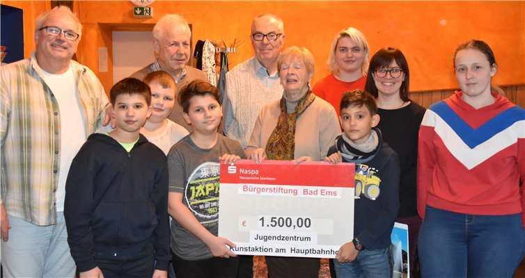 Große Freude bei den Jugendlichen und Betreuern des Jugendzentrums Bad Ems über die finanzielle Unterstützung der Bürgerstiftung Bad Ems für die geplante Kunstaktion am Hauptbahnhof Bad Ems. Foto: Bürgerstiftung Bad Ems
