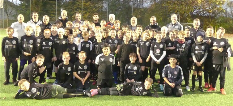 Große Freude bei den Jugendmannschaften über die neuen Trikots.  Foto: Sascha Fiedler