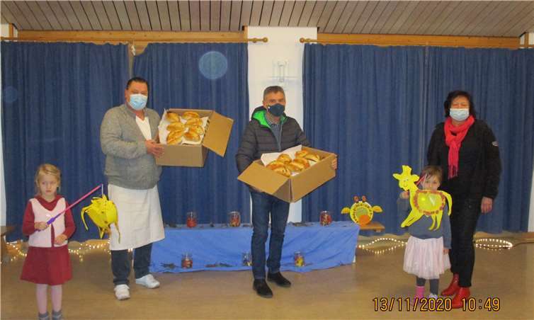 Große Freude bei den Kindern über die mitgebrachten Martinswecken. Fotos: privat