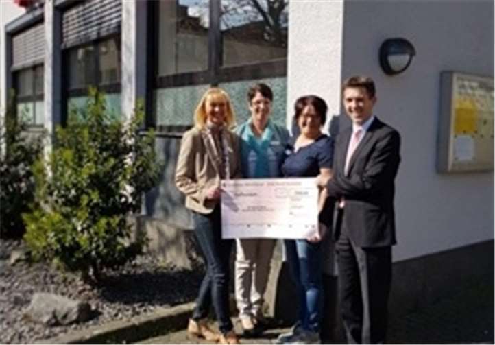 Große Freude bei den Mitarbeiterinnen der Fachstelle für ambulante Hospizarbeit/Palliativer Beratungsdienst Beate Fatzaun (2. v. l.) und Silvia Louboutin (2. v. r.), sowie der Leiterin des AHZ Treis-Karden Edith Mohrs (links) bei der Spendenübergabe durch den Regionalleiter der Sparkasse Mittelmosel–Eifel-Hunsrück, Frank Michels. privat