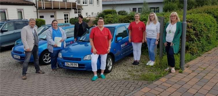 Große Freude bei den Mitarbeitern von CuraSanus über die Fahrzeuge. Foto: privat