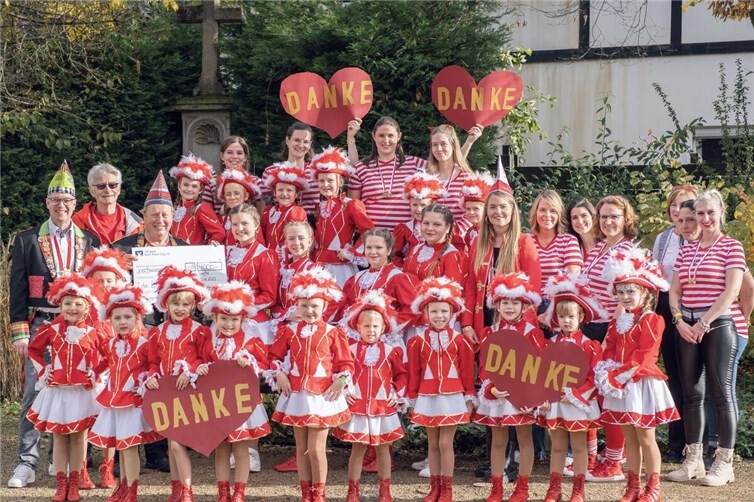 Große Freude bei den „Rotkehlchen“: Der Verein „Pänz im Fastelovend“ hat eine großzügige Spende in Höhe von 4.000 Euro an die kleine und mittlere Tanzgarde der „Rotkehlchen“, die „Lollipops“, überreicht. Foto: privat