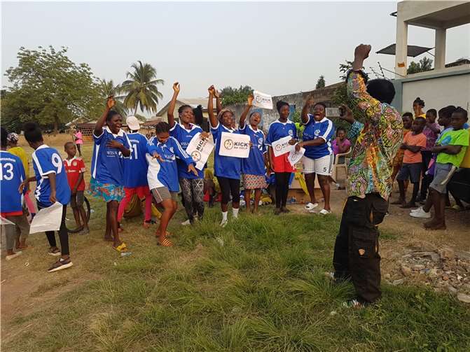 Große Freude bei den Spielerinnen bei der Trikotübergabe in Ghana. Fotos: privat