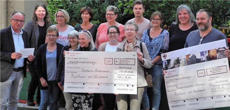 Große Freude bei den Tierschützern, die gemeinsam mit dem Projekt „Bauspielplatz“ ausgezeichnet wurden.privat