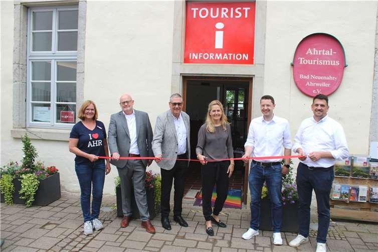„Ein guter Tag für den Tourismus“ Große Freude bei den Verantwortlichen des Ahrtal-Tourismus und der Stadt Bad Neuenahr-Ahrweiler: die Tourist-Information in Ahrweiler wurde nach umfangreichen Sanierungs- und Renovierungsarbeiten wiedereröffnet. Foto: DU