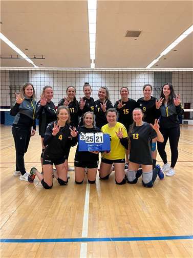 Große Freude bei den VfL-Damen über den Derbysieg mit 3:0.  Foto: VfL Oberbieber