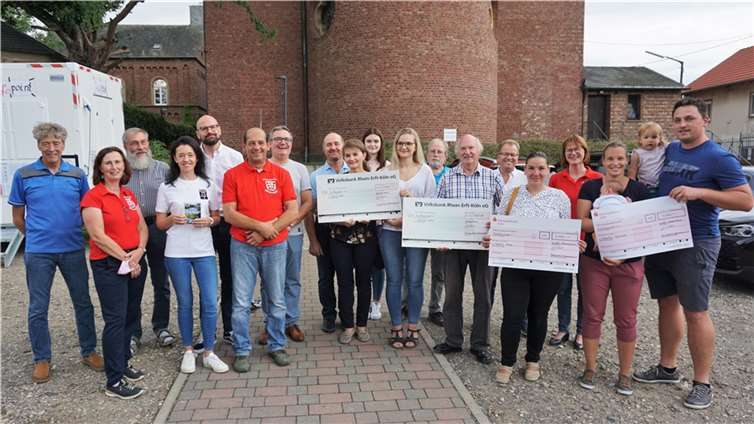Große Freude bei den ersten Spendenübergaben durch den Ortsausschuss Heimerzheim. Foto: privat