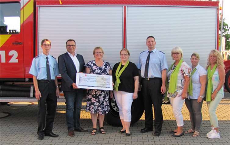 Große Freude bei der FF Kurtscheid über die Spende von 250 Euro (v.l.): Michael Wilbert, Frank Wittlich, Hella Holschbach, Doreen Retterrath, Marcus Meffert, Monika Pudens, Bianca Schüler, Elke Klingenberg.privat