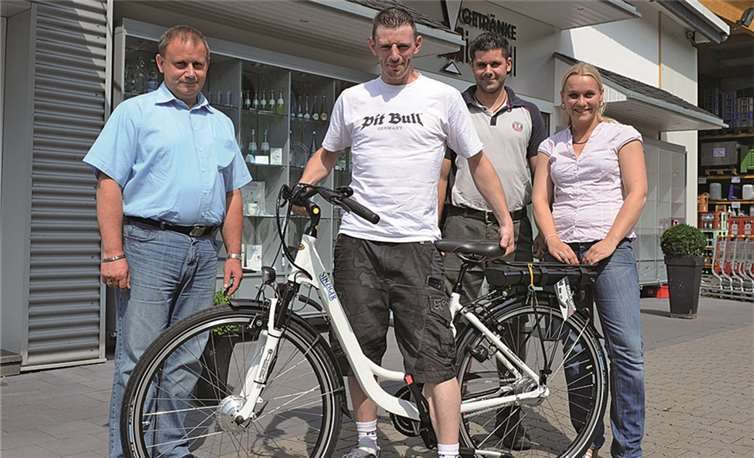 Große Freude bei der Gewinnübergabe (v.l.): Dirk Wittenstein, Gewinner Hans Pörzgen auf seinem neuen E-Bike, Christian Harst und Astrid Lettau. Fix
