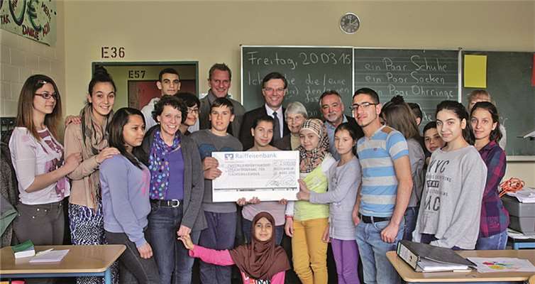 Große Freude bei der „Internationalen Förderklasse“ der Geschwister-Scholl-Hauptschule in Meckenheim: Die Bürgerstiftung Meckenheim spendete 2.500 Euro für den Erhalt und Ausbau der Förderklasse. stein