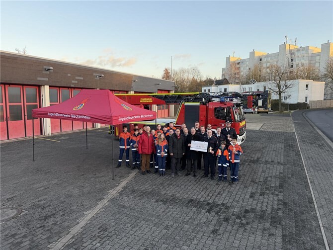 Große Freude bei der Jugendfeuerwehr Meckenheim: Der Lions-Club Bonn-Rhenobacum hat den Feuerwehr-Nachwuchs in Anwesenheit von Meckenheims Bürgermeister Sven Schnieber und dem neuen Wehrleiter Fabian Althoff mit einer großzügigen Spende von insgesamt 2.000 Euro unterstützt. Foto: privat