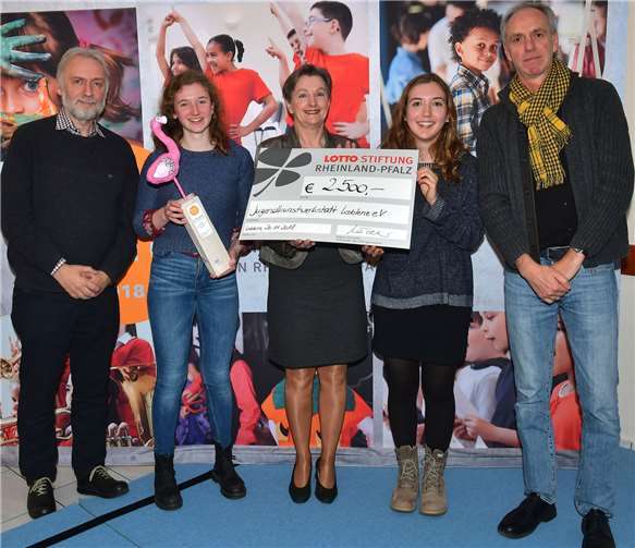 Große Freude bei der Jugendkunstwerkstatt Koblenz und ihrem Geschäftsführer Christoph Nießen (rechts). Den zweiten Preis für das KultDING überreichten Prof. Jürgen Hardeck (Leiter des Kultursommers Rheinland-Pfalz, links) und Agnes Dunkel, Vorstandsmitglied der LOTTO-Stiftung (Mitte).