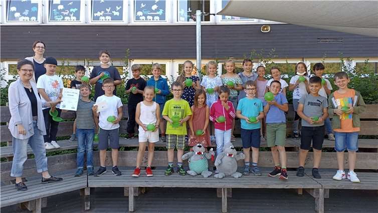 Große Freude bei der Klasse 2 c der Grundschule Bad Breisig. Die Preise überreichten Dr. Steffi Beckmann (2.v.l.) und Andrea Motz (l) von der AGZ Ahrweiler. Fotos: privat