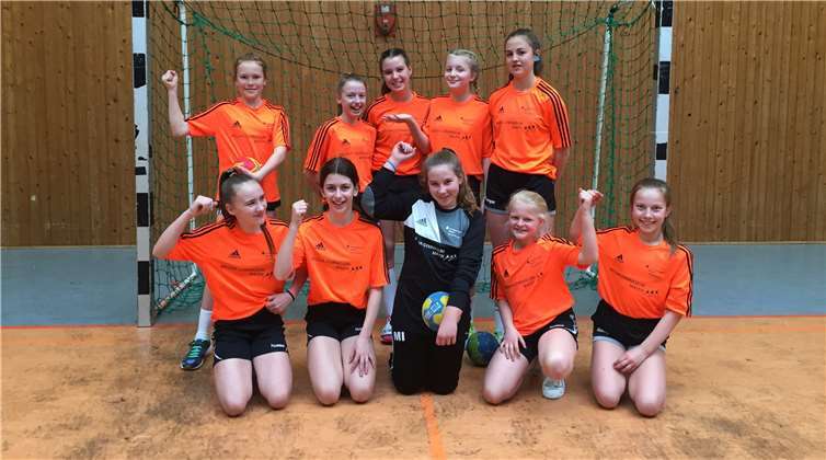 Große Freude bei der Mädchenmannschaft Handball des Megina-Gymnasiums als zweitbeste Mannschaft in Rheinland-Pfalz.Foto: privat