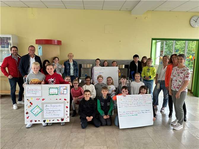 Große Freude bei der „Marienkäferklasse“. Die heutige 4d hatte vor Jahresfrist die Anschaffung eines Trinkwasserspenders mit einem außergewöhnlichen Bittschreiben auf den Weg gebracht.  Foto: VG-Verwaltung Mendig/Stefan Pauly