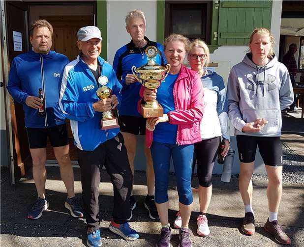 Große Freude bei der SSG Königswinter, die erstmals die Wanderpokale für die Schülerklassen und die Gesamtwertung gewinnen konnte.  Foto: privat