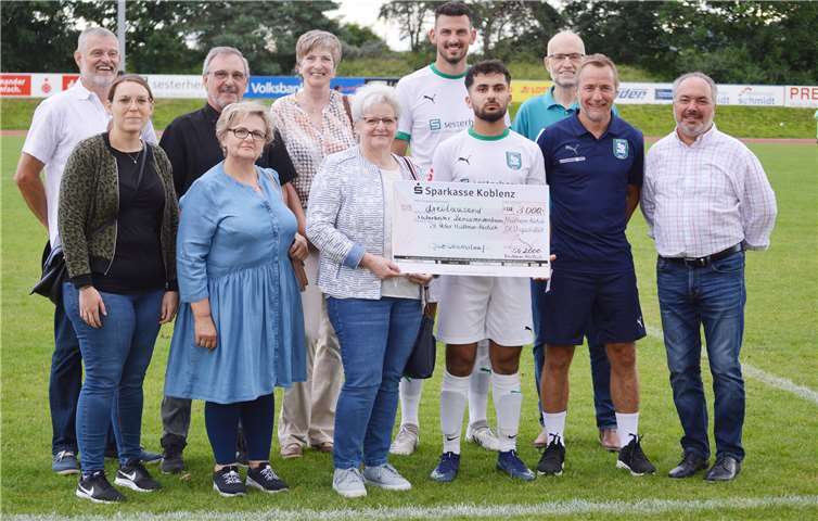Große Freude bei der Scheckübergabe. Foto: privat