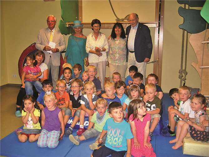 Große Freude bei der Scheckübergabe: Hinter den Kindern hält der Pastpräsident Lions Clubs Bonn-Rhenobacum, Joachim Krüger, den Scheck in der Hand: Neben ihm die ehemalige Ortsvorsteherin von Adendorf, Ursula Perkams, Bürgermeisterin Renate Offergeld, KiTa Leiterin Magdalena Cabrera und der Namenstags-Jubilar Herbert Kihm. privat