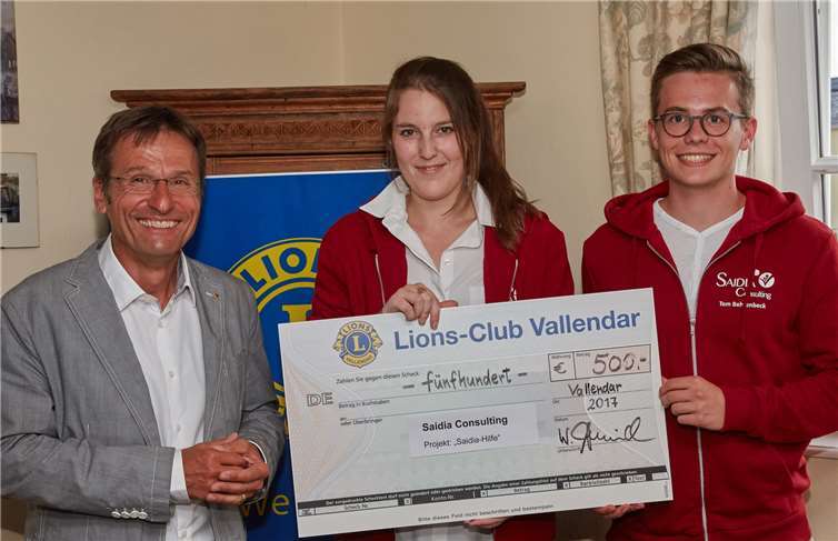 Große Freude bei der Scheckübergabe: Lions-Präsident Wolf Jaenisch überreicht die mit jeweils 500 Euro dotierten Preise an Tom Behrenbeck und Sarah Kovatsch (beide Saidia-Hilfe) ...  Matthias Brand Focus Fotostudio