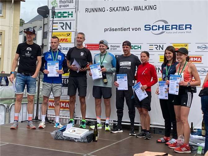 Beim Hunsrück-Marathon erfolgreich Große Freude bei der Siegerehrung.