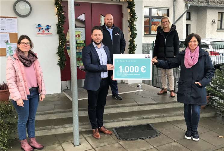 Große Freude bei der Spendenübergabe. Foto: Helmut Burkey