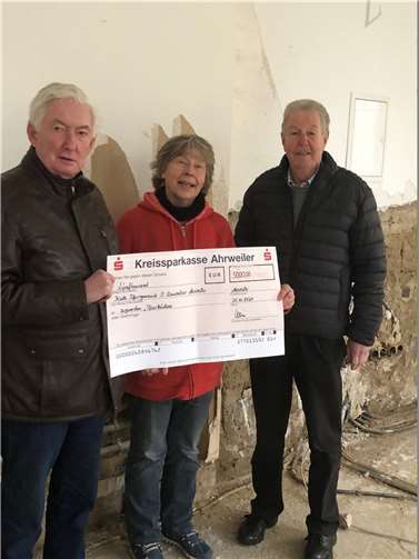 Große Freude bei der Spendenübergabe. Foto: privat