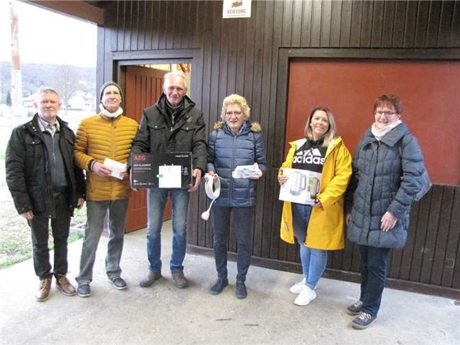 Grill- und Schutzhütte bald wieder nutzbar Große Freude bei der Spendenübergabe. Foto: privat