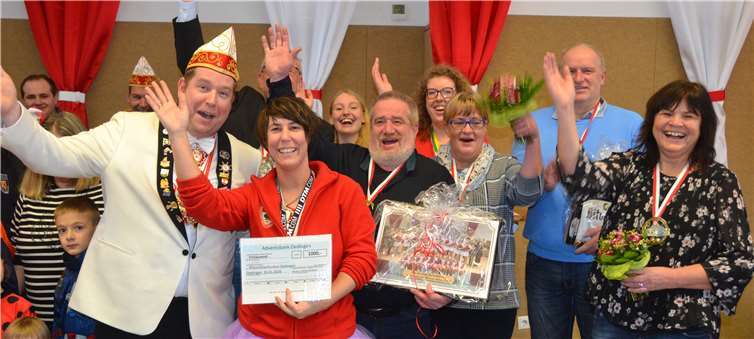 Große Freude bei der Spendenübergabe an die Ortsvereine und an die Rheinhöhen-Funken.Foto: AB