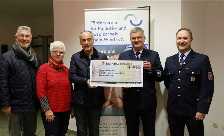 Große Freude bei der Spendenübergabe: v.li. Wolfgang Walter, Dr. Hanna Kohl und Detlef Nonnen vom Vorstand des Fördervereins sowie Paul Becker, der Vorsitzende und Heinz-Werner Hömig, der stellvertretende Vorsitzende des Musikzuges der freiwilligen Feuerwehr Leubsdorf.Förderverein