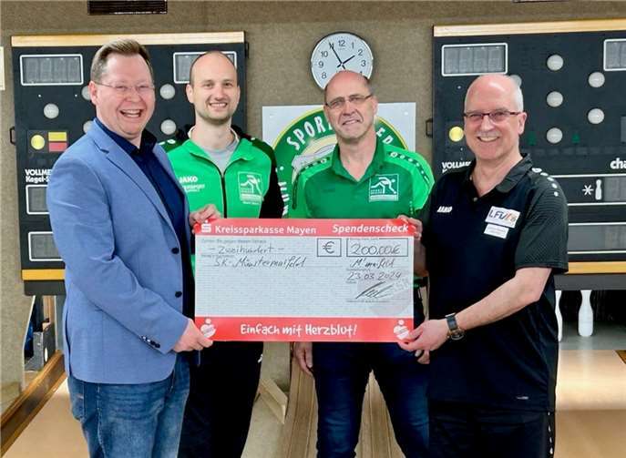 Große Freude bei der Spendenübergabe (v.l.n.r.) Sven Koch, Robert Heinichen, Rolf Hammer, Frank Trabach.  Foto: Wolfgang Brachtendorf