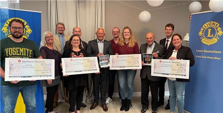 Große Freude bei der Spendenübergabe (von links): Uwe Reuschenbach vom Musikverein Rahms,Veranstaltungs-Moderatorin und Sängerin Ruth Zimmermann, Lions-Präsident Eberhard Mandel,Dr. Agnieszka Sokol-Arz und Dominik Arz von der Musikschule Agundo Erpel, Schirmherr undLandrat Achim Hallerbach, Philipp Bertram und Lisa Fuhrmann vom Blasorchester Altenahr, Lions-Activity-PateSiegfried Weber, Lions-Fördervereins-Vorsitzender Jürgen Buchalski und Antonia Schwageer von der MusikschuleBad Honneef. Die eingeladene Spendenempfängerin vom „Iba Lehrernetzwerk“ war krankheitsbedingtkurzfristig verhindert. Die Übergabe wird separat nachgeholt. Foto: Kreisverwaltung