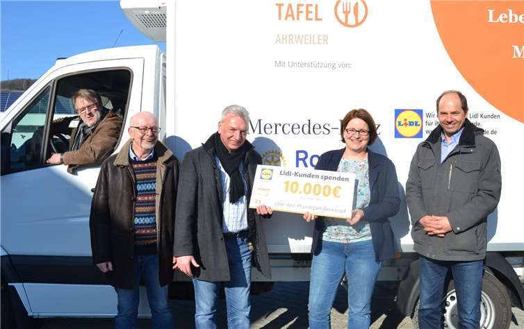 Große Freude bei der „Tafel Ahrweiler“ über die tolle Spende für das neue Kühlfahrzeug: (v.l.) Kuno Herchenbach, Otto Fior, Klaus Möller, Christiane Böttcher und Axel Ortegel. E.T. Müller