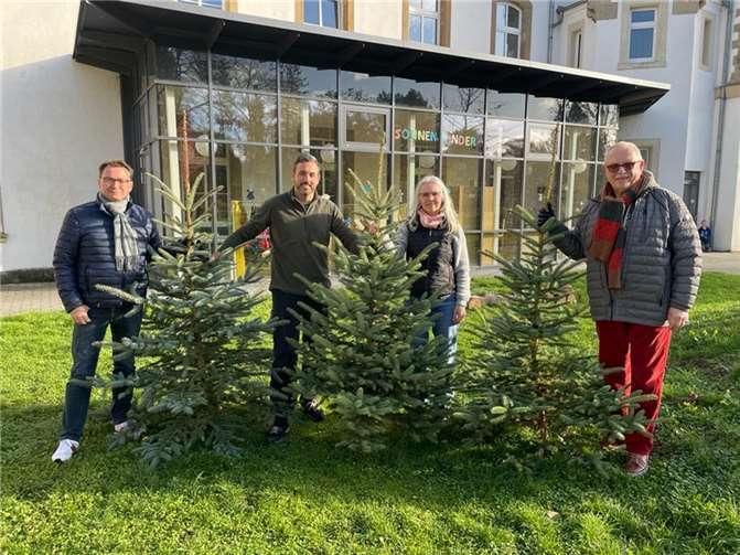 Große Freude bei der Übergabe der drei Weihnachtsbäume (v.l. Janusch Fischer, Christian Greiner, Cendrine Farjot-Schmidt, Peter J. Schroeder).Foto: FWG Andernach e.V.