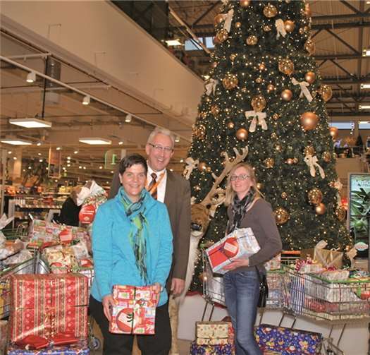 Große Freude bei der Übergabe der fast 100 Geschenke: Margit Seinsche (l.) und Monika Nettermann vom Kinderheim in Arenberg sowie Uwe Herrmann, Geschäftsleiter des Globus-Warenhauses Bubenheim. US