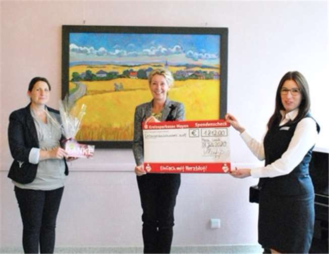 Große Freude bei der Übergabe des Schecks. Foto: privat