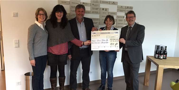 Große Freude bei der Übergabe des Spendenschecks.Privat