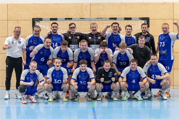 Große Freude bei der Zweiten Mannschaft der HSG Römerwall nach dem deutlichen Heimsieg.