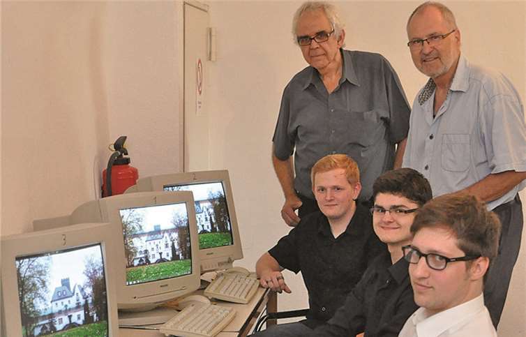 Große Freude beim Betreuer des Jugendtreffs Stefan Lützenkirchen (r.) und den Jugendlichen Julian Märtin und Tim Germscheid über neue PCs an Bürgermeister Wolfgang Gisevius.privat