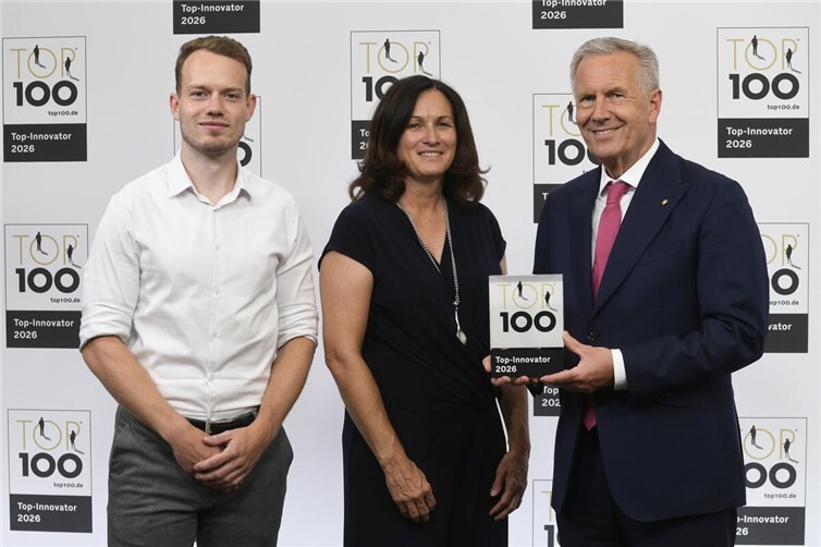 Große Freude beim Innovationsteam der evm: Christian Wulff überreicht Julia Holly und Janos Justen von der evm den Top 100-Award. 