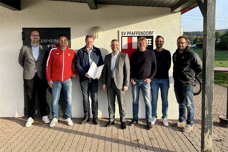 Große Freude beim SV Pfaffendorf: Staatssekretär Torsten Welling übergab den Förderbescheid über 186.500 Euro für die Erweiterung und Sanierung des Vereinsheims. Vereinsvertreter und Stadtrat Christoph Kretschmer freuen sich über die Unterstützung für die Zukunft des Vereins.